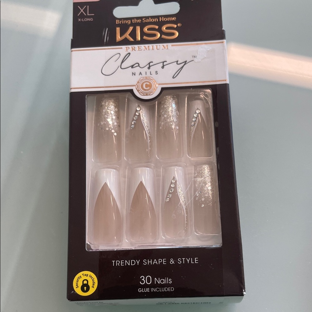 KISS Premium Classy Nails in Elegant Tan